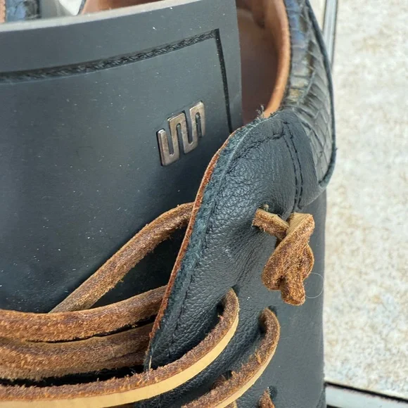 ESSEutESSE black leather sneakers